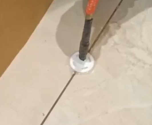 玉门瓷砖空鼓维修公司专业解答瓷砖在铺贴过程中，如果没有涂抹均匀到位的粘结材料（如水泥砂浆或瓷砖胶），可能会导致以下问题