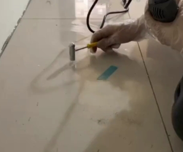 玉门瓷砖开裂维修公司专业分享瓷砖在铺贴前如果没有沥干水分，将会导致以下问题